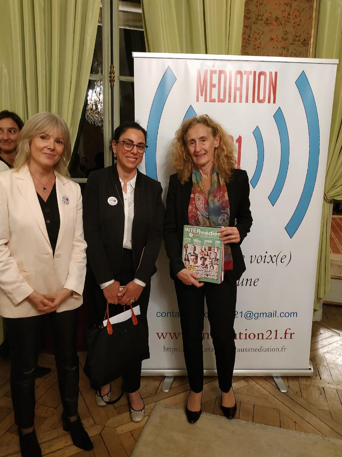 Joëlle Dunoyer et Marion Delisse, remettent à Madame la Garde des Sceaux des exemplaires d'INTER-médiés.